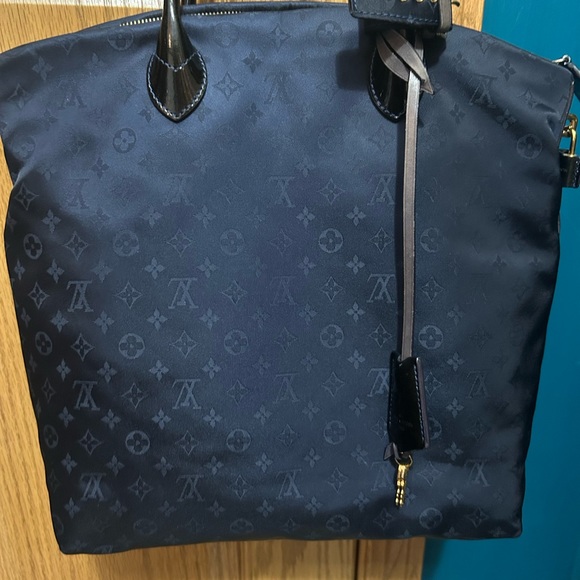 **** SOLD ****LOUIS VUITTON MONOGRAM NYLON Desire Lockit Vertical - Picture 13 of 16